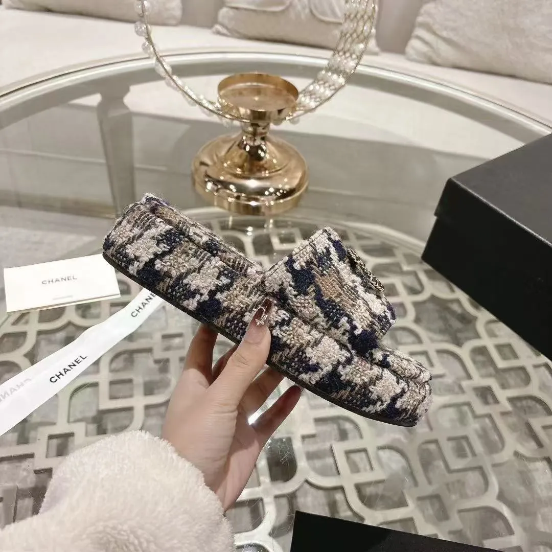 👟👟Ex-factory price 480👟👟 🎉Chanel Chanel 2025 Xiaoxiang C family thick-soled sandals series official website synchronization, classic and elegant, casual wear 🌹🌹🌹🌹Original logo ~ Made of imported sheepskin and C family custom fabrics, a variety of colors for the goddess to choose! ❤️❤️❤️❤️ Code number: 36~40 (35.41.42 customized, non-returnable) Color: 5 colors;